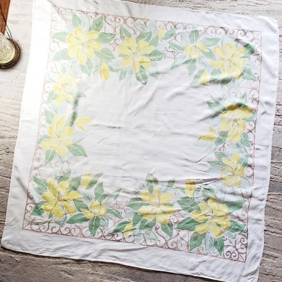 Leacock Prints Vintage Infinity Trellis with Yellow Magnolia Foliage Tablecloth - Picture 3 of 8